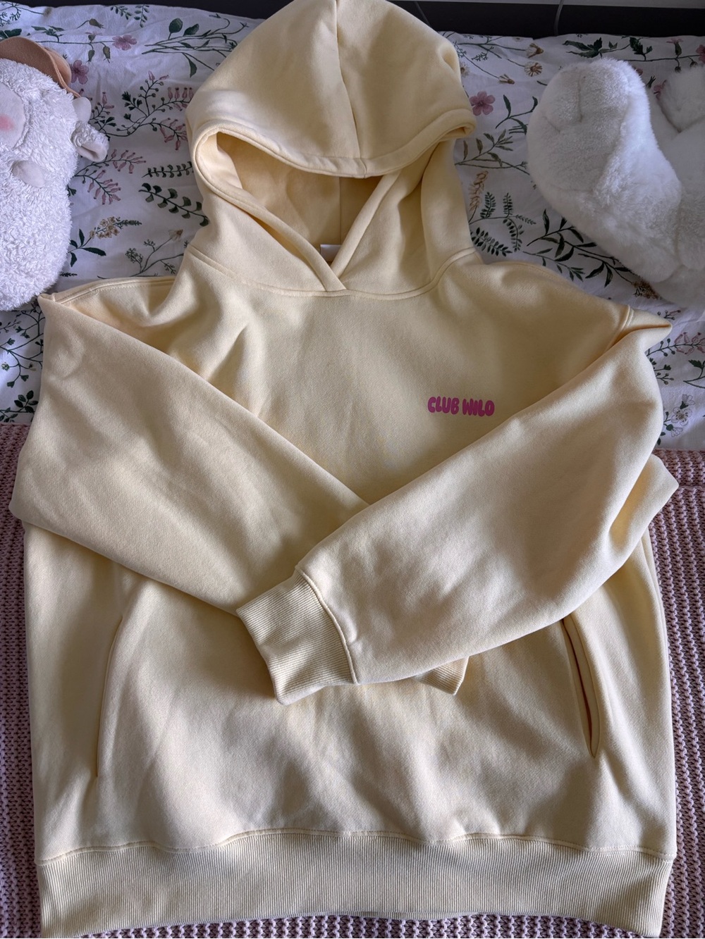 Yellow Wilo Hoodie pink letters